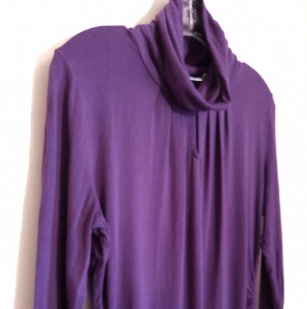NY&CO eggplant cowl neck pleated stretch top with keyhole and ruched sides - Picture 3 of 7